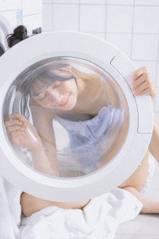 公交车上男子用下体狂戳女子腿部